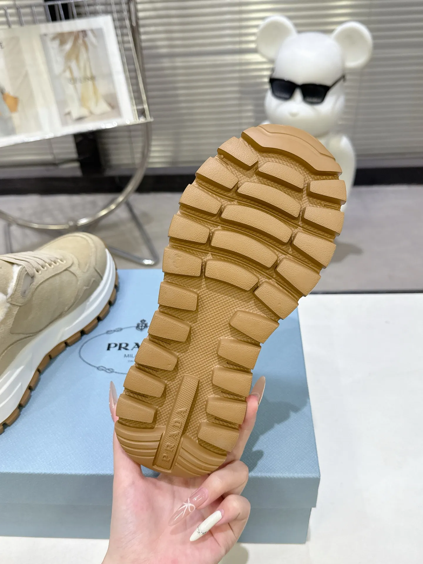 【PRADA】P: 660💰Couple style▪️Size: Women’s 35-40⚛Size: Men’s 39-44(45 customized) 2025 𝐬𝐬Prada’s new product, coming with strength! ❣️Many Internet celebrities have the same style, fashionable and versatile nice items, original shoes are developed and purchased from Italian counters, and are reproduced 1:1 according to the original taste. This year’s theme is not to be defined, embodying texture through simplicity💛From thick-soled sneakers to zigzag short boots to 2025 flat shoes, everything reveals a sure-fire momentum... It combines gentleness and handsomeness, the finishing touch for women❤️ Wear-resistant and ultra-light two-color outsole.